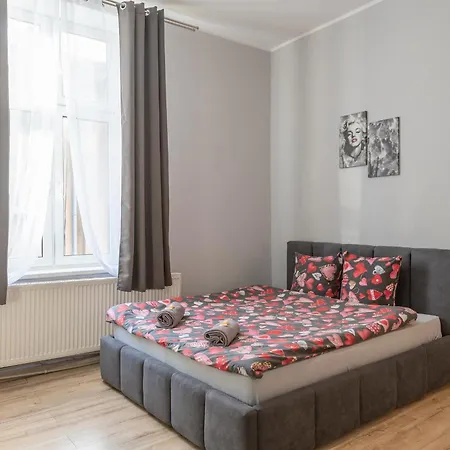 Bed & Breakfast 70s Business